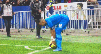 德容：不应该再和上赛季比较了，上赛季我们也没拿到欧冠冠军（德容：本季不必再拿上季作比较，上季我们也未能夺得欧冠）