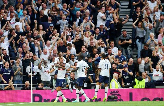 传统环节，利物浦全队戴圣诞帽在训练场拍大合照（利物浦延续传统：全队戴圣诞帽训练场合影）