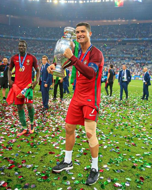 弗法纳：埃斯特旺还很年轻，但他非常出色，天赋惊人