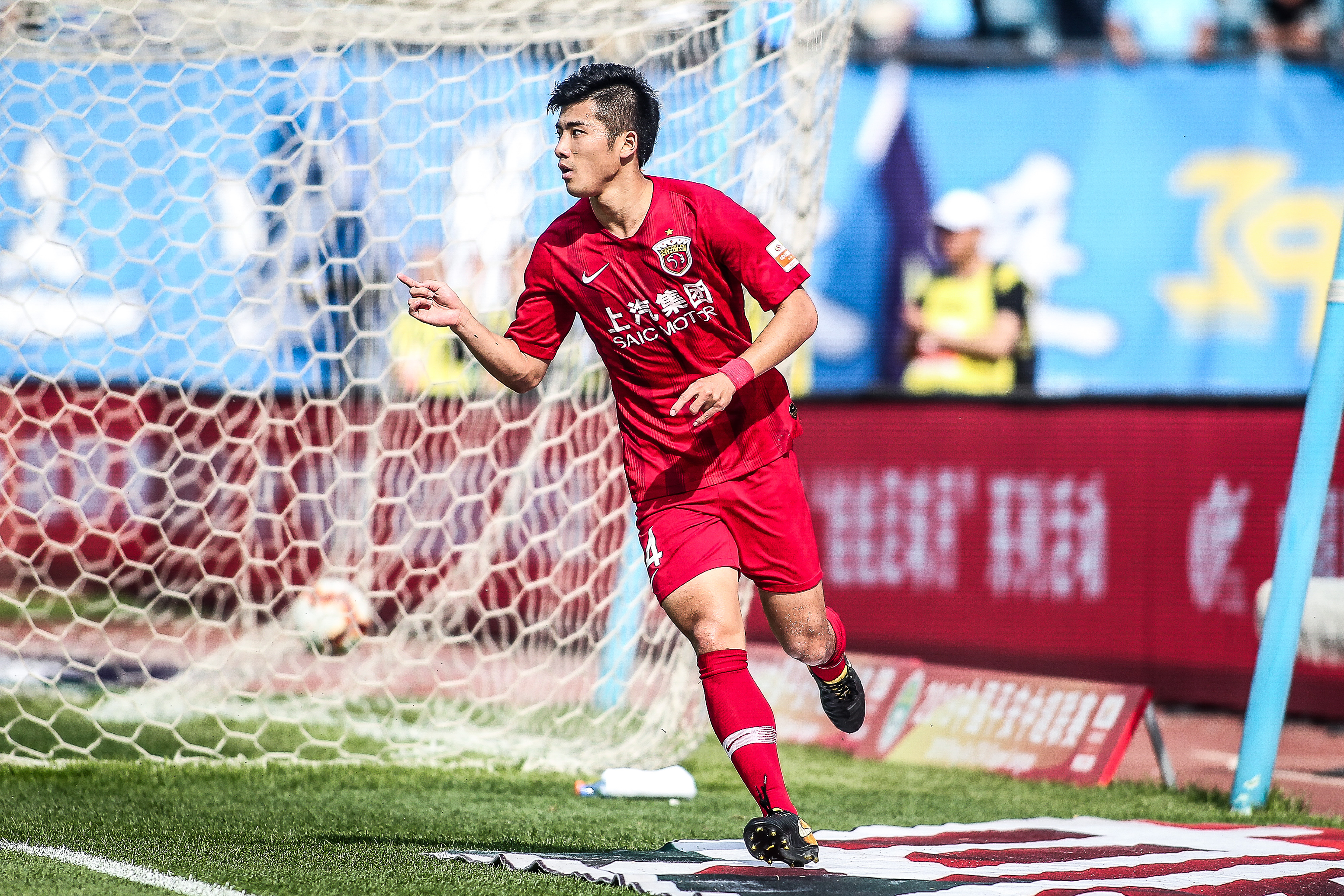 中超赛报：广州队主场击败武汉三镇,