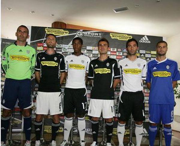 海港6日上午转道新加坡去新山，颜骏凌、徐新获颁纪念球衣