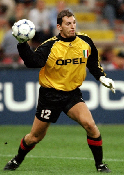 抽象！加纳乔一对一尝试假动作晃动带球过人，直接将球传给对手（离谱一幕！加纳乔单挑频做假动作欲过人，却将球直接送给对手）