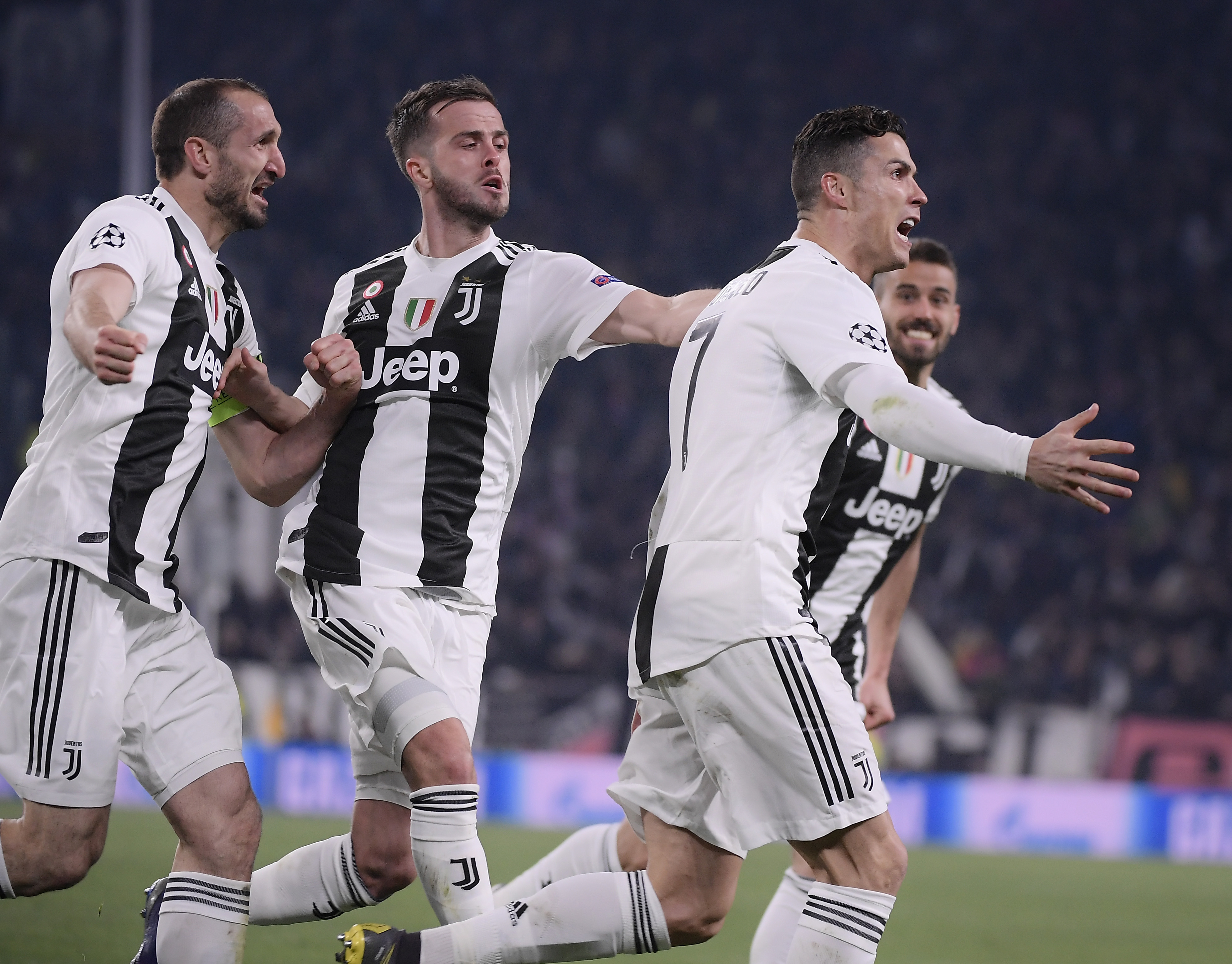 里夫斯成湖人队史第3位单场40+5+10+5三分的球员